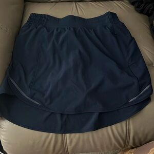 Size 6 hotty hot rise skirt in good condition